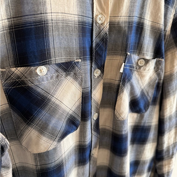 Women’s Size M Levi’s Plaid Button Down Shirt - Picture 5 of 17